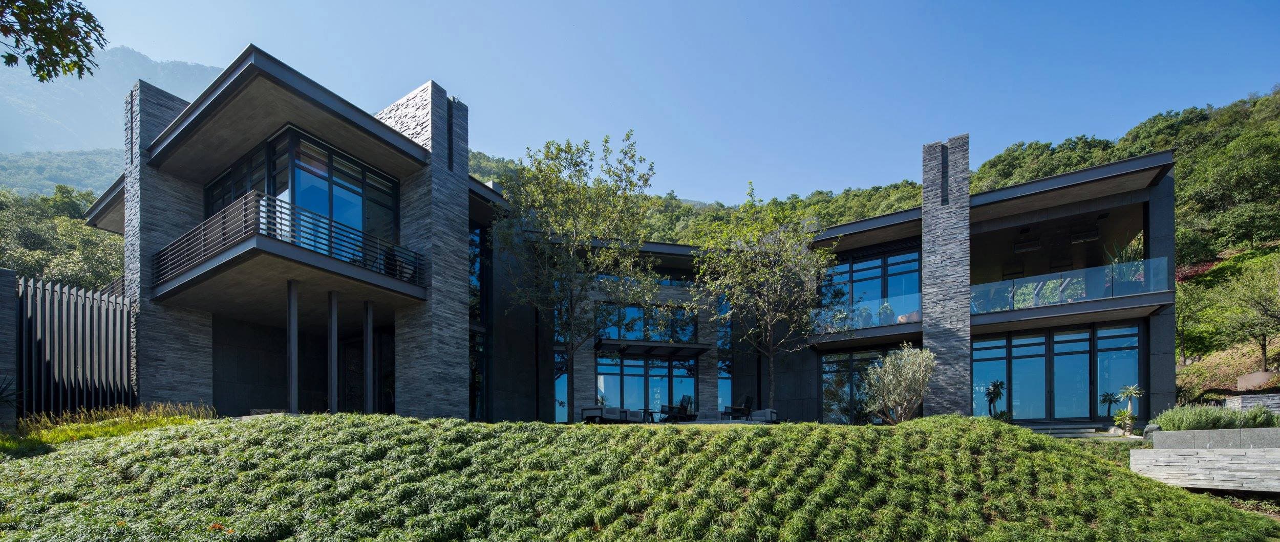 Residencia contemporánea con ventanales de alto desempeño en entorno de montaña