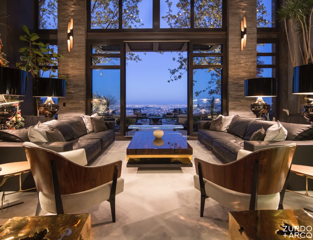 Sala de estar lujosa con vista panorámica de la ciudad